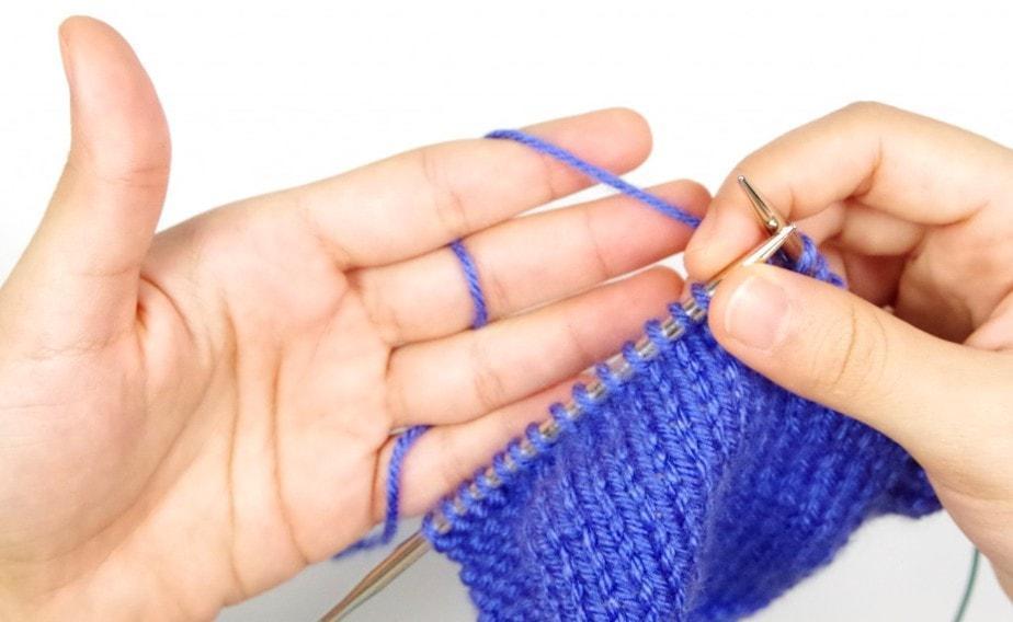how I like to tension the yarn in Continental Knitting